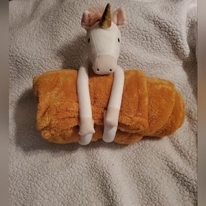 NWOT PLUSH UNICORN WITH BLANKET 2 IN 1